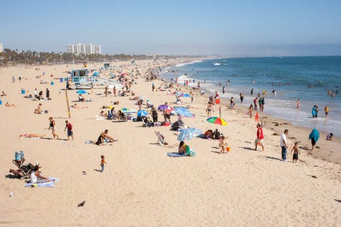 Los,Angeles,,Ca,Usa,-,June,28,2012,-,Crowded Crowded beach with people sunbathing and playing in the water